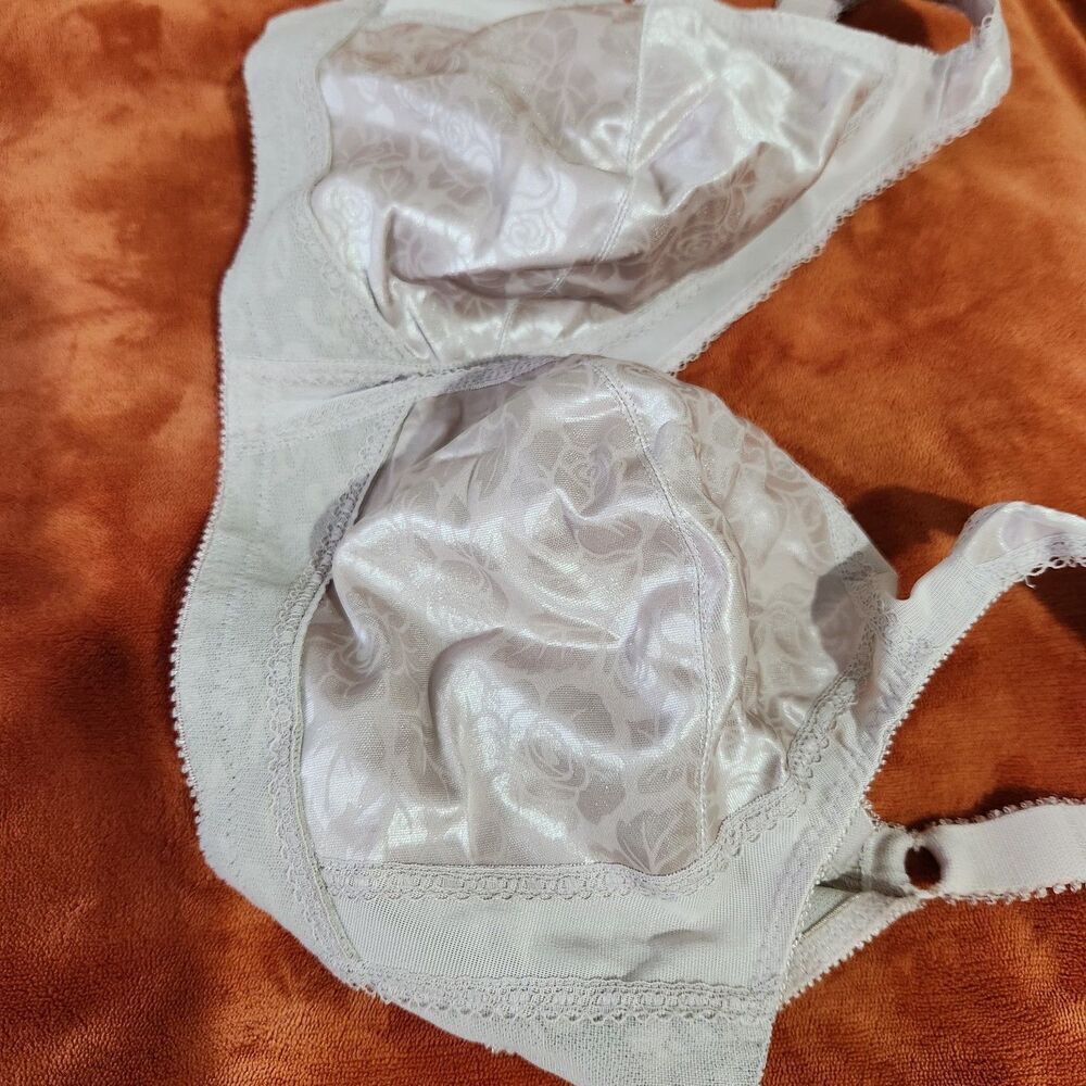 Playtex Bra Size 40D Beige Wirefree Comfortable Straps Higher Sides